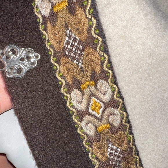 1970s Fringed Embroidered Cape in wool by A.S Evebofoss. - Picture 14 of 15